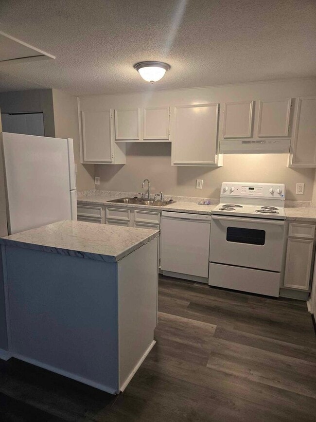 Building Photo - 2515 Camellia Dr Unit B Rental