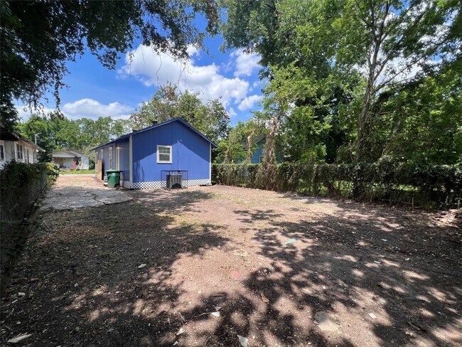 Photo - 2412 Stuart St