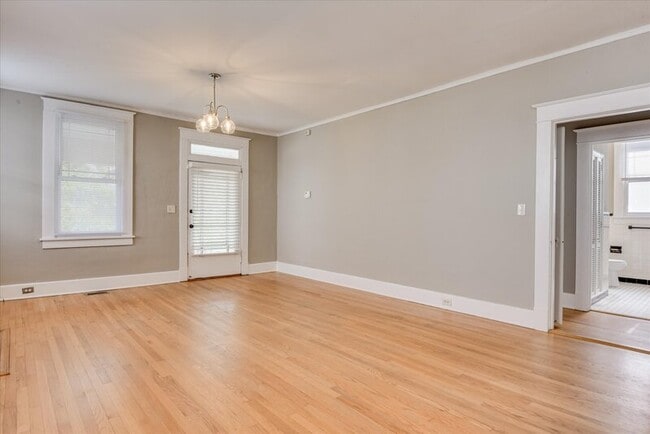 Photo - 933 Russell St