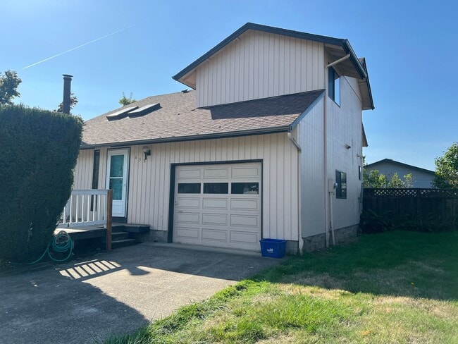 Building Photo - E Court Duplex Unit 658-68