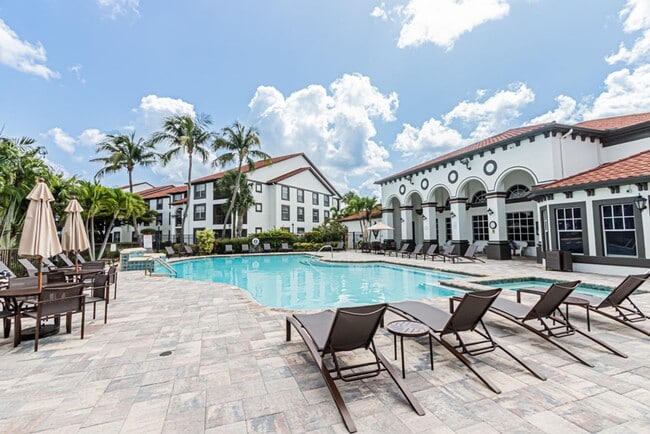 Building Photo - Ground-Level Comfort in North Naples – 2BR...