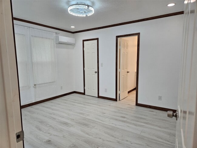 Photo - 16974 Balmoral St