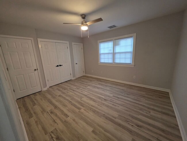 Building Photo - Newly Renovated 1-Bedroom Apartment Available ( 60+)