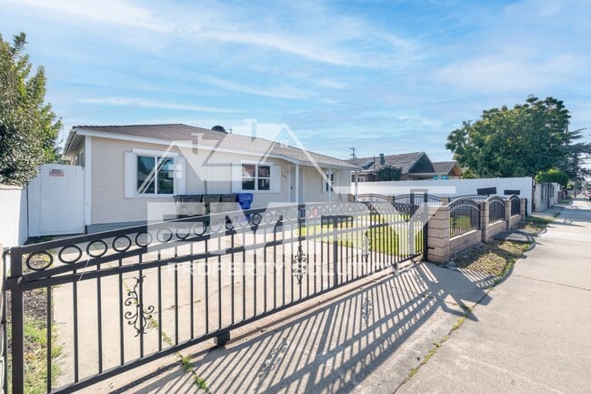 Building Photo - 920 E Elma St Unit #A