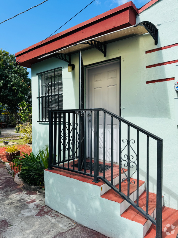 Building Photo - 1810 SW 24th Ter Unit 1810 sw 24th ter 2 Rental