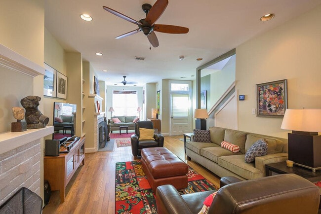 Building Photo - 504 Capitol Ct NE Unit ID170373P