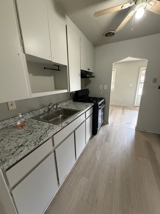 Photo - 18639 Hazelwood St Unit 1