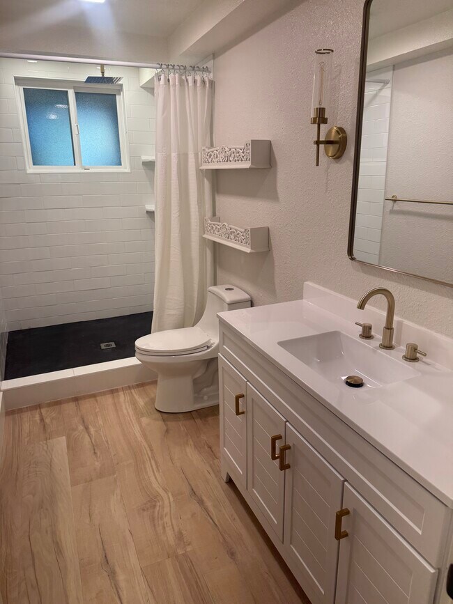 Bathroom - 927 Stewart St Unit 1