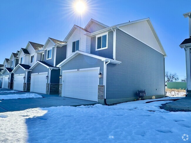 Building Photo - Brand New 3 Bedroom 2.5 Bathroom Townhome 653