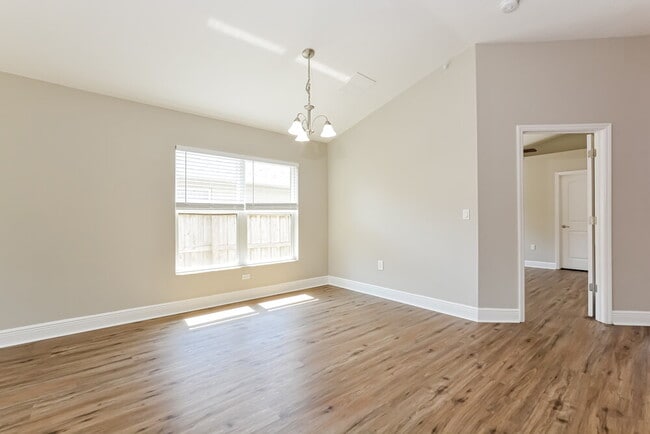 Photo - 2308 Bracknell Forest Trail