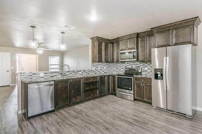 Photo - 4 BEDROOM!!! Located in River Road