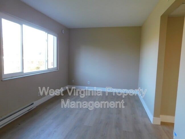 Photo - 98 Goodman Dr Unit Lower