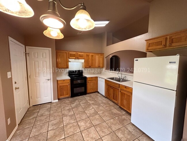 Photo - 320 Chateau Dr