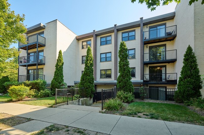 Building Photo - 1711 W Jarvis Ave Unit 207 Rental