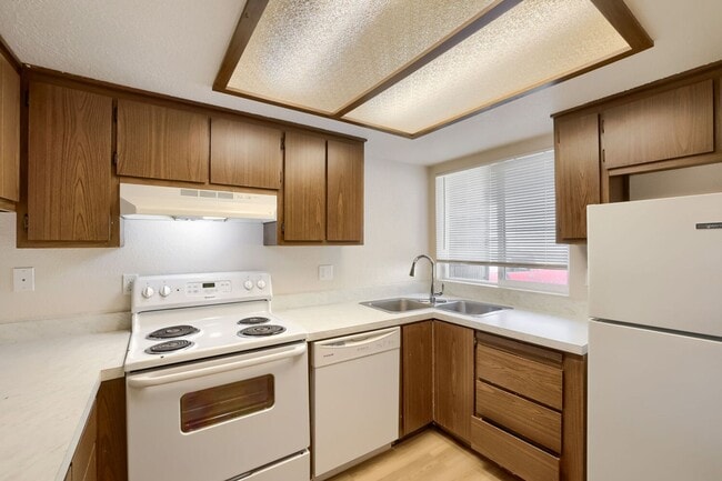 Building Photo - 6931 Rainier Dr Unit 31-07