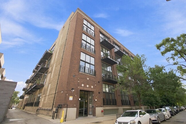 Building Photo - 1935 N Fairfield Ave Unit 407