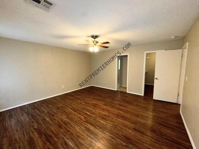 Photo - 2401 NW 115th St