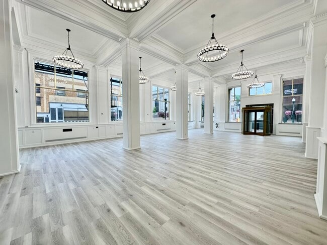 Building Photo - 101 W 1st St Unit 101