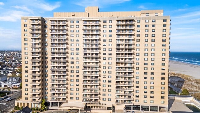 Building Photo - 5000 Boardwalk Unit 1008, 1009