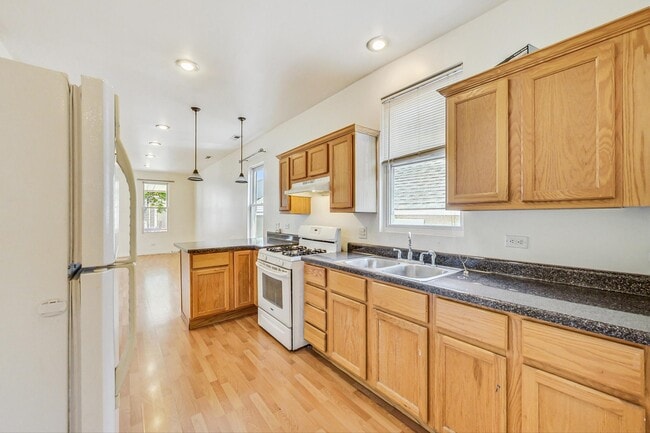 Photo - 1844 N Mozart St Unidad 2