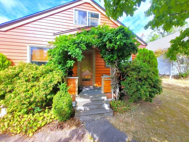 Building Photo - Charming Three Bedroom Home with Large Fen...