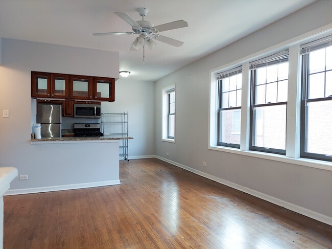 Photo - 3708 N Sheffield Ave Unidad 407