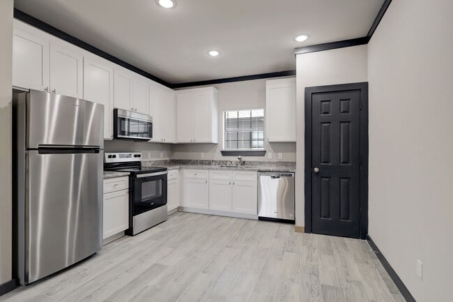 Building Photo - 5624 Kittridge St Rental