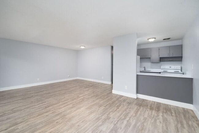 Building Photo - MOVE IN SPECIAL 1ST MONTH RENT FREE!! 2 bedroom unit!!