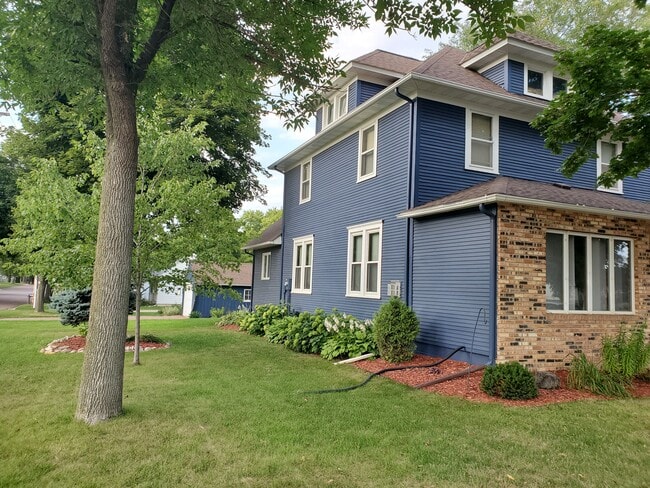 Photo - 502 E 1st St S