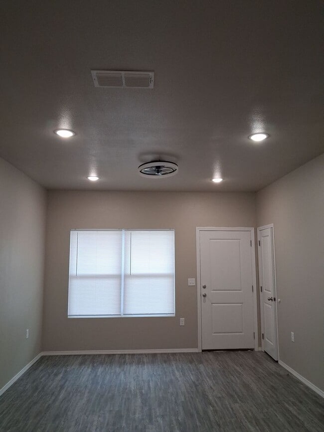 Building Photo - 320 N Avenue B Unit B