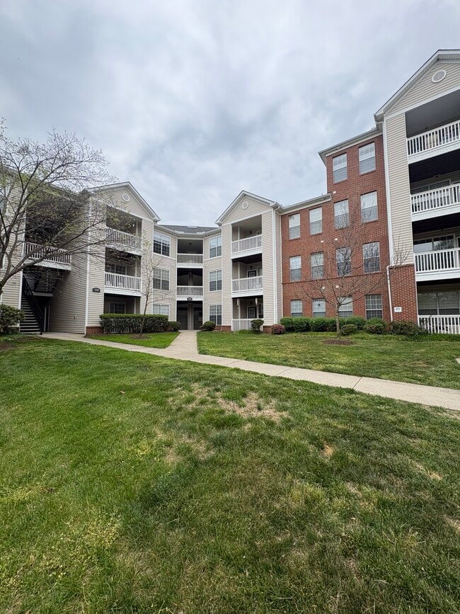 Building Photo - 310 Riverbend Dr Unit 1E