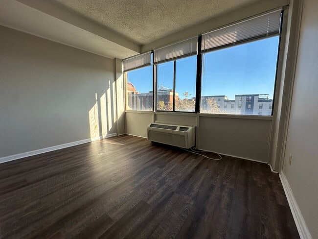 Building Photo - Flexible lease length at a great price! Secure this unit for 6, 12 or 18 months @ $1050/month!! M...