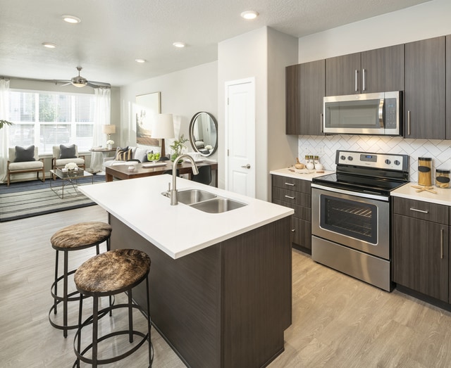 Fully Equipped Eat-In Kitchen