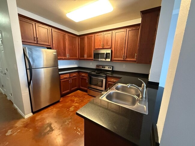 Photo - 910 W 25th St