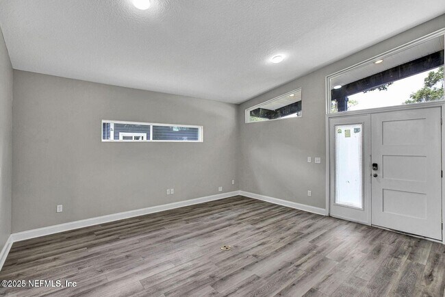 Photo - 938 Alderside St