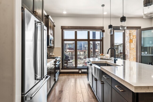3751 Blackstone Dr Unit 2J