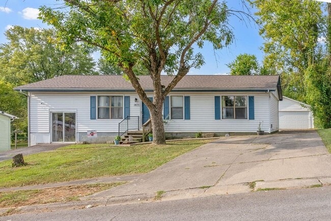 Photo - 1405 Barberry Pl