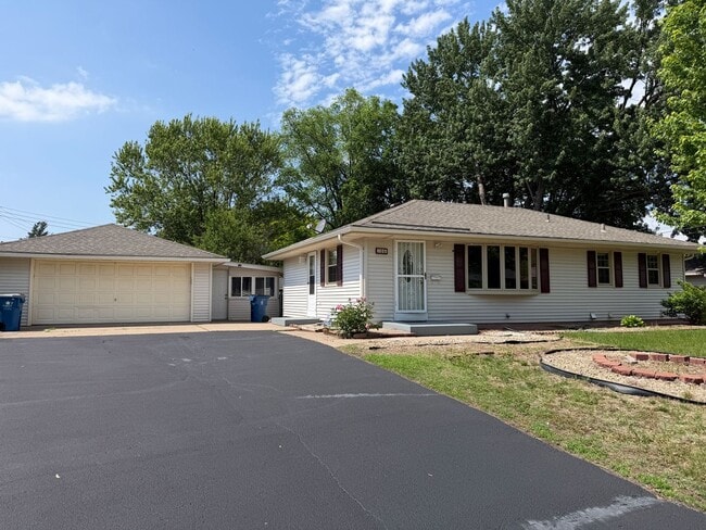 Building Photo - One level living *4Bed*2Bath Single Family Home. Available May 1!
