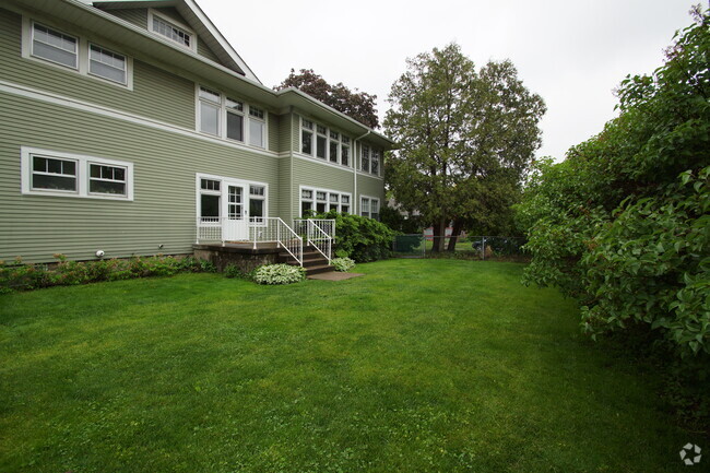 Building Photo - 2523 1/2 LeClaire St Unit 2523 Rental