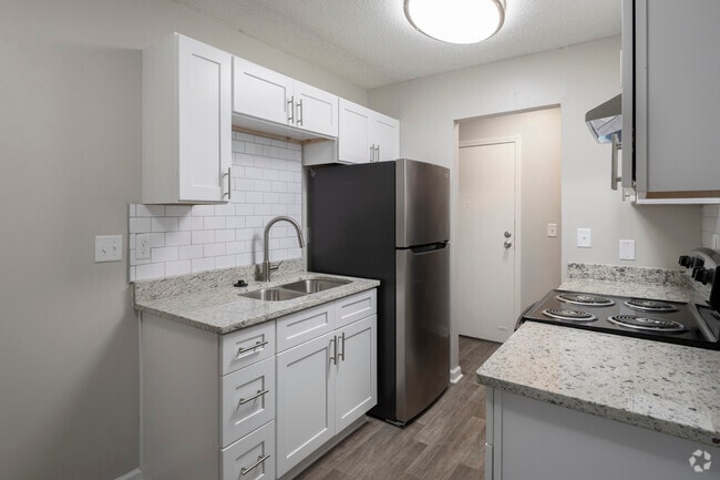 2BR, 1BA - 780SF - Kitchen - Summit Augusta