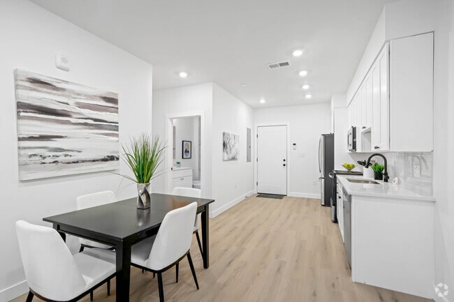3BR, 1BA - 823SF