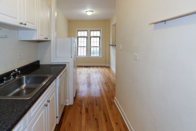 Photo - 627.5 W Barry Ave Unit S2