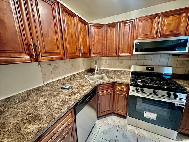 Photo - 255-08 148th Ave