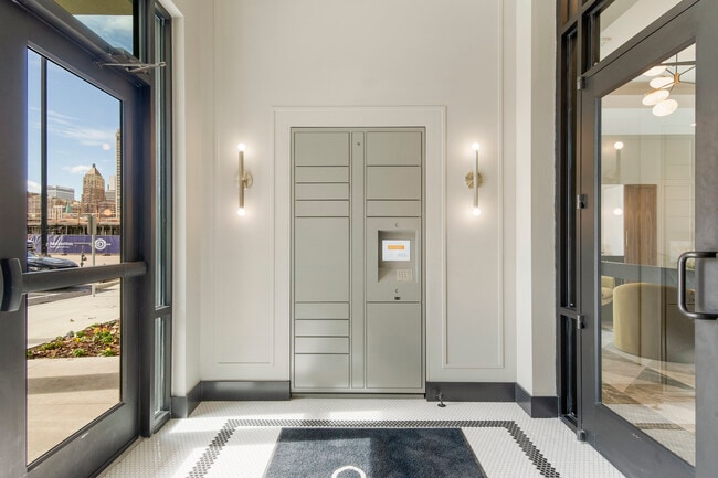 Parcel locker vestibule