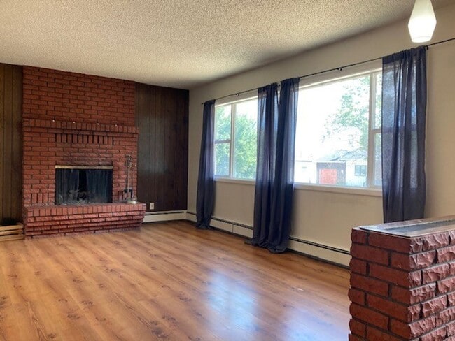 Building Photo - Pet Friendly 4 Bedroom House!
