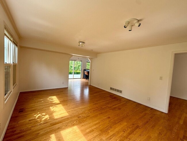 Photo - Bellevue House