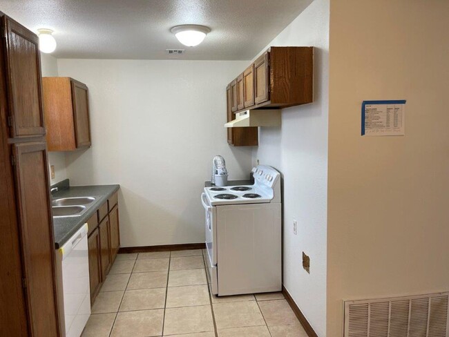 Building Photo - 2 bed 2 bath, updated Flooring, paint, app... Rental