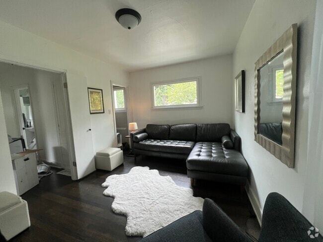 Building Photo - 943 N Alder St Rental