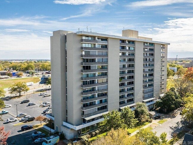 Building Photo - 700 E 9th St Unit 2L Rental