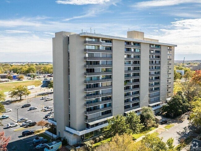 Building Photo - 700 E 9th St Unit 2L Rental